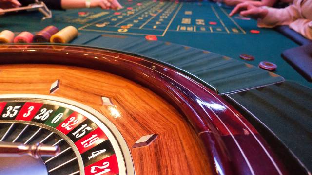 Cross-Betting on Roulette