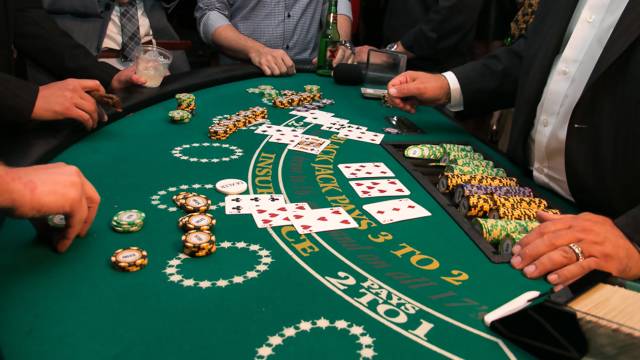 Explaining the Simplest Blackjack Card Counting System for Beginners