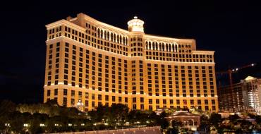 Bellagio Hotel and Casino: Evening view of the hotel