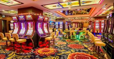 Cratos Premium Casino: Spacious play area