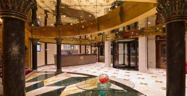 Mulino Lux Casino Hotel: Spacious lobby