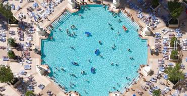 Paris Resort Casino: Octagonal pool