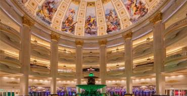 Parisian Macao Casino & Hotel: The fountain inside the building